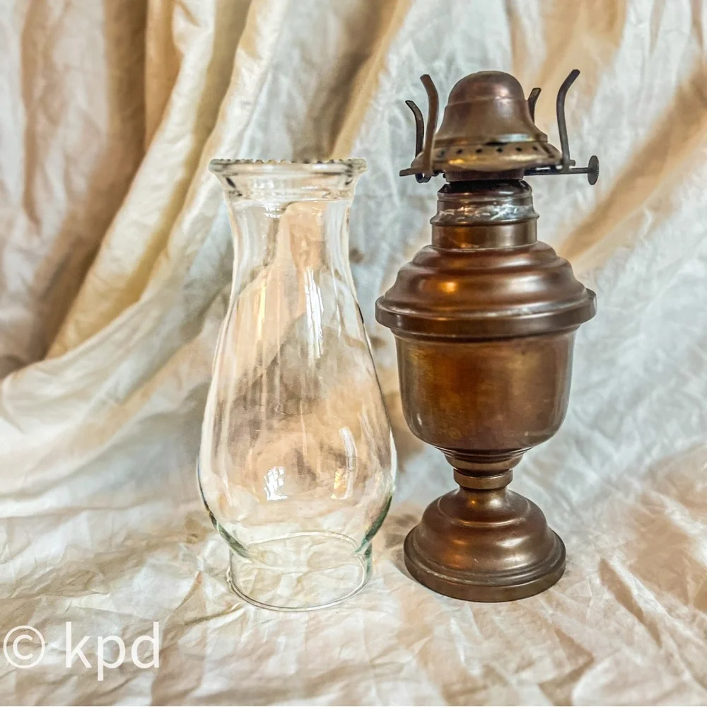 Vintage Decorative Oil Lamp /beautiful condition - Picture 9 of 10
